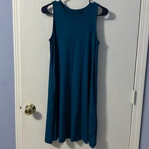 Women’s sleeveless knit dress with pockets